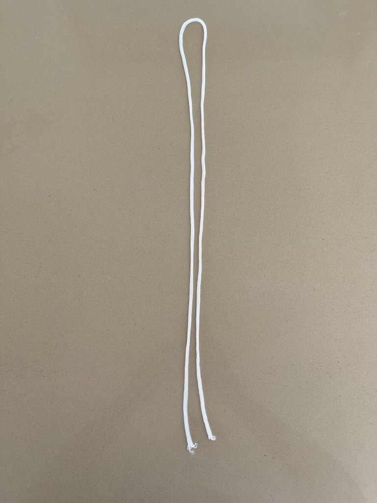 étape 1 du noeud de boucle en 8 avec une corde blanche pour faire des Nœuds Pour Moulinet de Pêche 