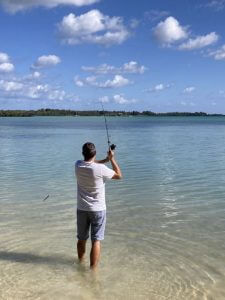 Olivier en train de pêcher au surfcasting depuis la plage.