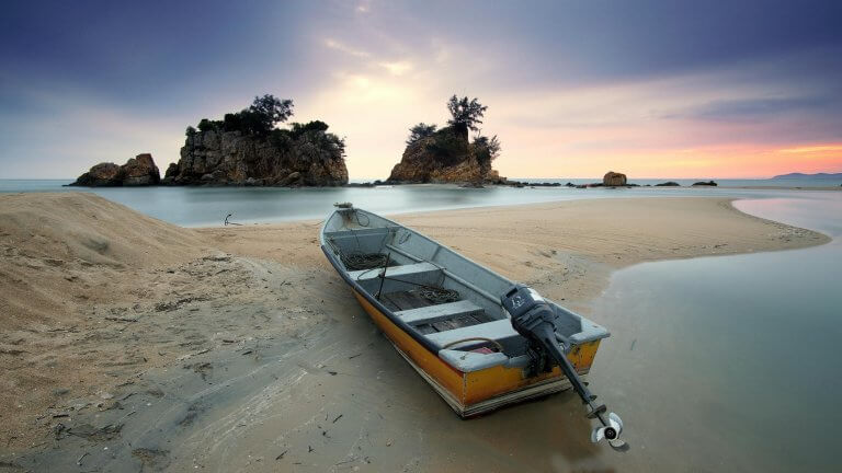 barque sur un banc de sable à la marée basse.