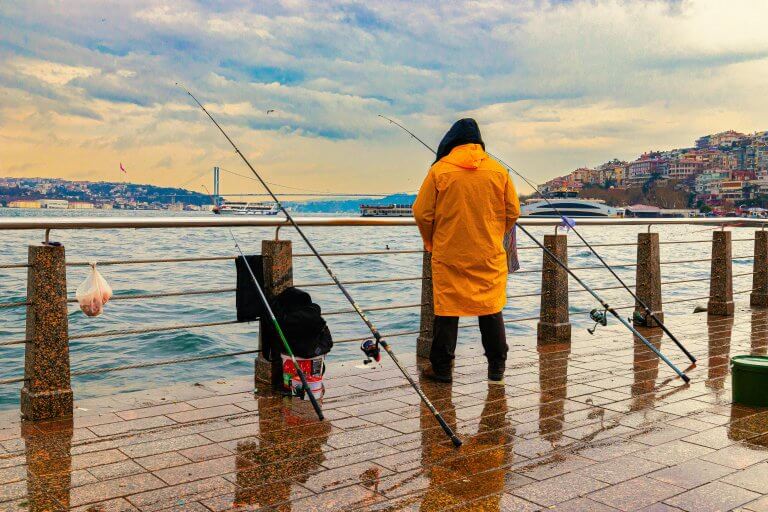pêcher en mer sous la pluie