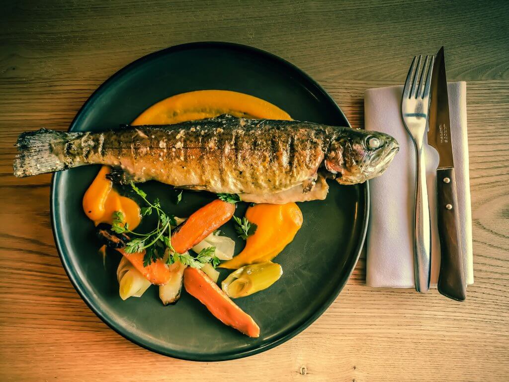 poisson grillé - assiette avec des légumes