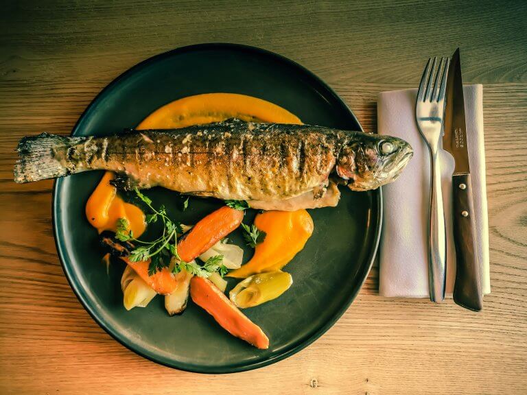 poisson grillé - assiette avec des légumes