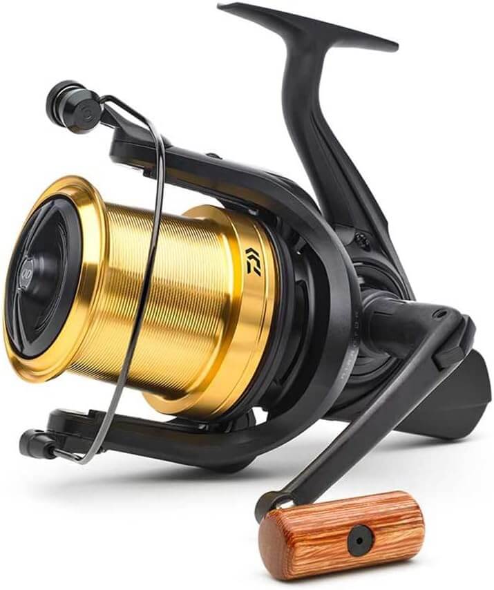 moulinet pour lancer loin daiwa emblem 20 couleur noir et or avec manivelle en bois