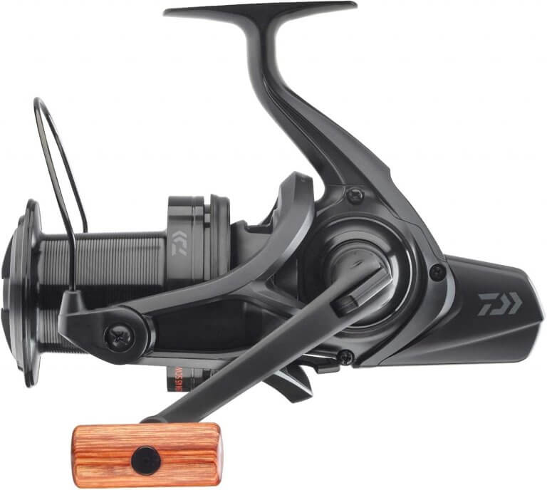 moulinet pour lancer loin daiwa emblem 21 couleur noire mate avec manivelle en bois