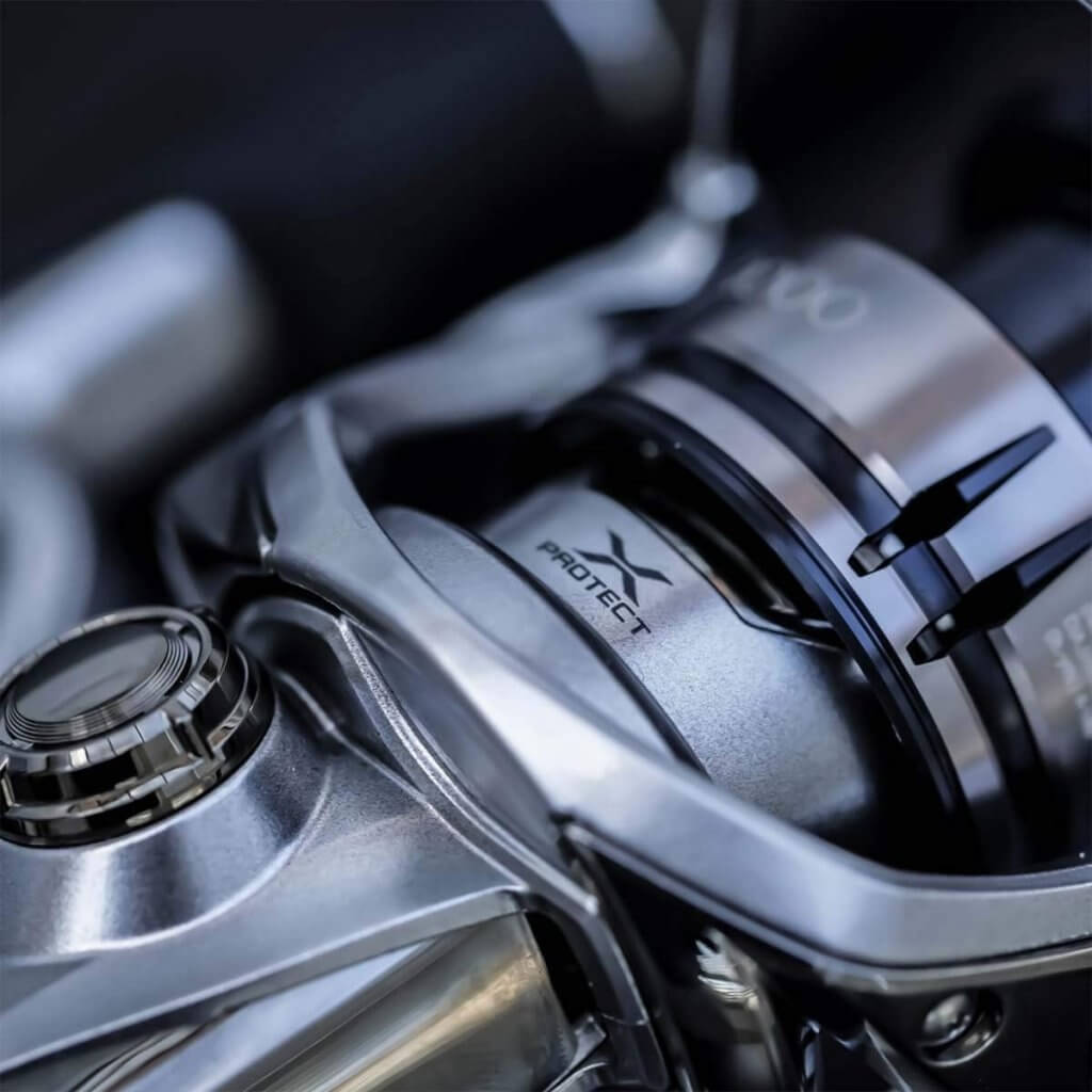 Détail du frein avant du moulinet Shimano Stradic FL, conçu pour offrir puissance et fluidité.