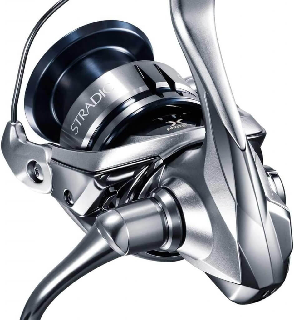 Moulinet Shimano Stradic FL 4000 : vue de profil montrant son design robuste et sa bobine en aluminium